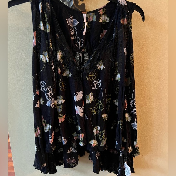 Free People Black Floral Lace Open Back Top - Size S - Picture 2 of 5